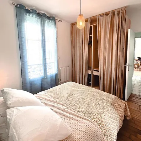 Spacieux Apparemment 2 Grand Lit Reparti Dans 2