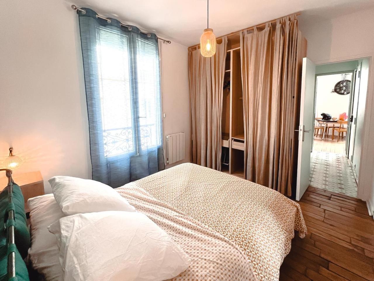Spacieux Apparemment 2 Grand Lit Reparti Dans 2